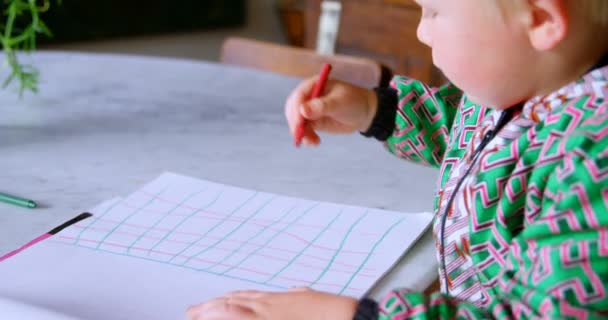 Vista Lateral Del Dibujo Niño Caucásico Con Lápiz Colores Papel — Vídeo de stock