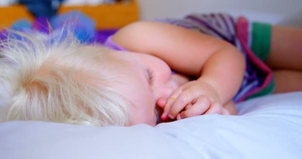 Gros Plan Fille Mignonne Caucasienne Couchée Sur Lit Maison Elle — Video