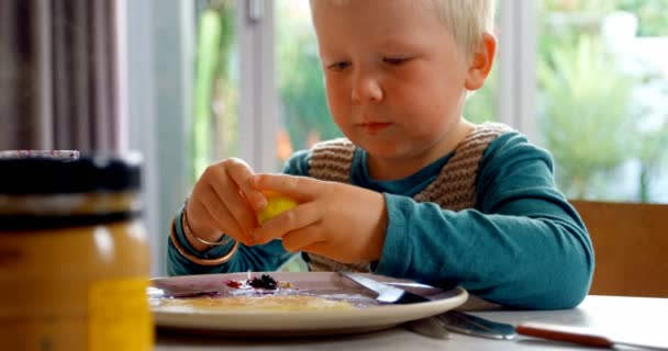 Vorderansicht Eines Kaukasischen Jungen Der Zitrone Auf Pfannkuchen Drückt Während — Stockvideo