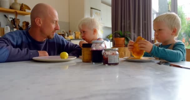 Vooraanzicht Van Kaukasische Vader Kinderen Interactie Met Elkaar Terwijl Zittend — Stockvideo