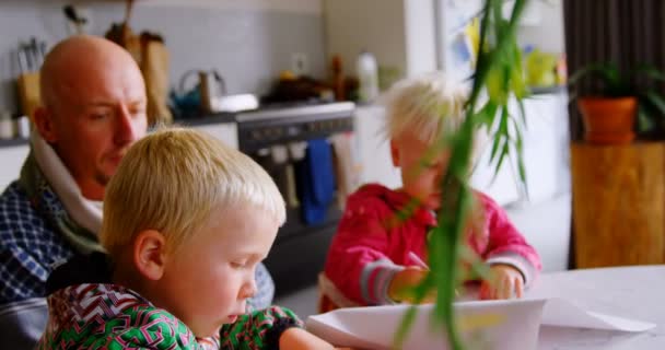 Evde Çocuklarına Bakan Kafkas Babanın Yan Görünümü Onlar Kitap Üzerinde — Stok video