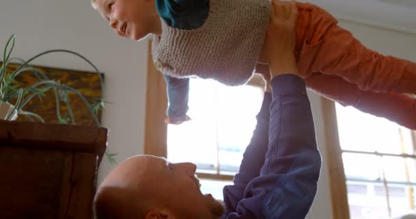 Zijaanzicht Van Kaukasische Vader Spelen Met Zijn Zoon Woonkamer Hebben — Stockvideo