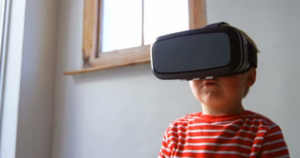 Vooraanzicht Van Kaukasische Jongen Met Behulp Van Virtual Reality Headset — Stockvideo