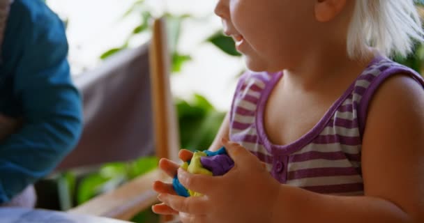 Vista Frontal Niños Caucásicos Jugando Con Arcilla Hogar Cómodo Están — Vídeo de stock