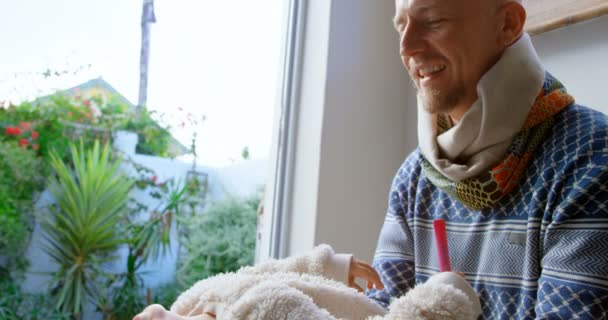 Vooraanzicht Van Kaukasische Vader Dochter Samen Spelen Woonkamer Thuis Hebben — Stockvideo