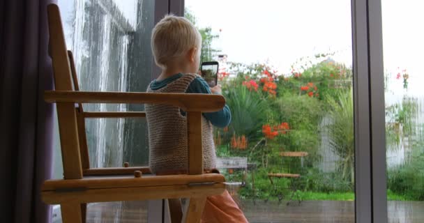 Zadní Pohled Roztomilou Kavkazského Chlapce Který Sbírá Fotografii Mobilního Telefonu — Stock video