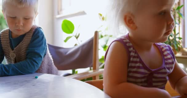 Vista Frontal Niños Caucásicos Sentados Mesa Hogar Cómodo Están Divirtiendo — Vídeos de Stock