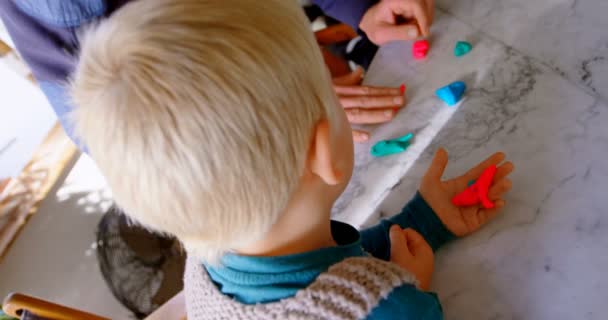 Vista Alto Ângulo Pai Filhos Caucasianos Brincando Juntos Com Barro — Vídeo de Stock