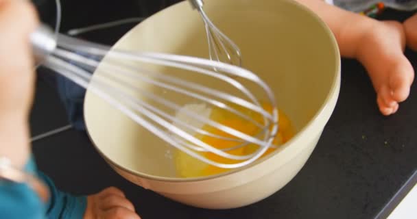 白种兄弟在家厨房用胡须搅拌鸡蛋的特写镜头 他们正在准备食物4K — 图库视频影像