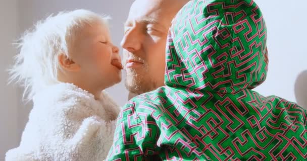 Vue Face Des Enfants Caucasiens Embrassant Leur Père Dans Salon — Video