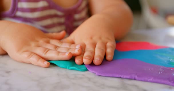 Primer Plano Linda Chica Caucásica Jugando Con Arcilla Colores Hogar — Vídeos de Stock