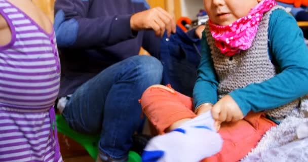 Vooraanzicht Van Kaukasische Jongen Zetten Sokken Slaapkamer Thuis Vader Zus — Stockvideo