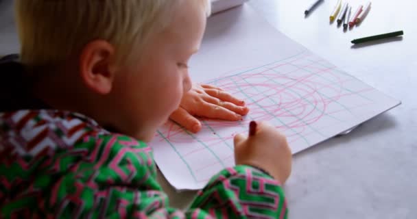 Vista Lateral Del Dibujo Niño Caucásico Con Lápices Colores Sobre — Vídeo de stock