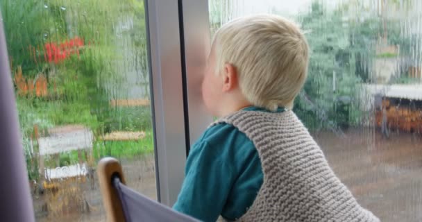 Вид Сзади Белого Симпатичного Мальчика Смотрящего Окна Дом Сидит Стуле — стоковое видео