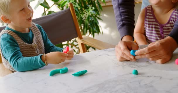 Vooraanzicht Van Kaukasische Vader Kinderen Spelen Samen Met Klei Een — Stockvideo