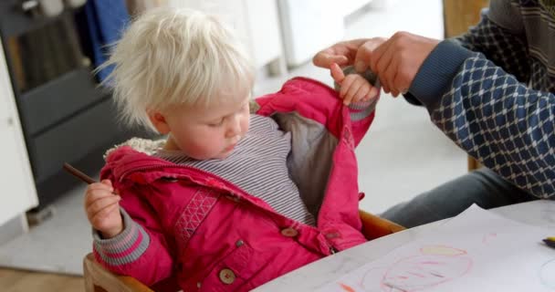 Vue Face Père Caucasien Aidant Fille Enlever Veste Maison Ils — Video