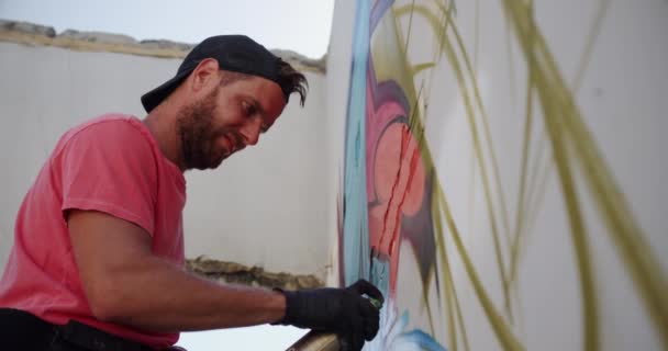 Duvarda Aerosol Sprey Ile Kafkas Grafiti Sanatçısı Boyama Düşük Açı — Stok video