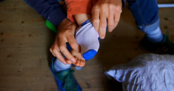 Laag Gedeelte Van Kaukasische Vader Helpt Zijn Zoon Sokken Zetten — Stockvideo