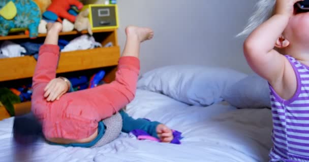 Vista Frontal Hermanos Caucásicos Jugando Juntos Dormitorio Casa Están Divirtiendo — Vídeo de stock