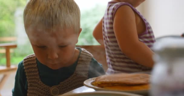 Beyaz Kardeşlerin Evde Yemek Masasında Kreplere Baktıklarına Onlar Yemek Masası — Stok video
