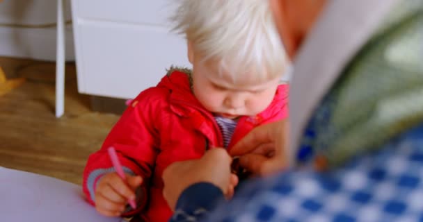 Rückansicht Des Kaukasischen Vaters Der Hause Den Reißverschluss Der Tochter — Stockvideo