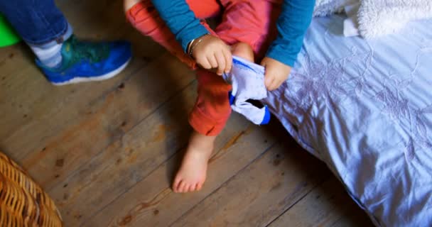 Hochwinkelaufnahme Eines Kaukasischen Jungen Der Hause Schlafzimmer Socken Trägt Vater — Stockvideo