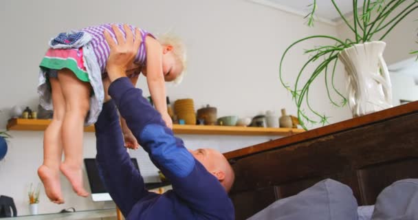 Zijaanzicht Van Kaukasische Vader Spelen Met Zijn Dochter Woonkamer — Stockvideo