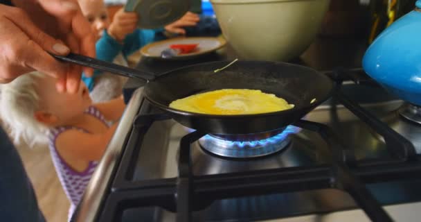 Mid Sectie Van Blanke Man Met Zijn Kinderen Bereiden Pannenkoeken — Stockvideo