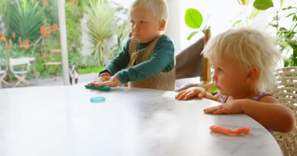 Vista Frontal Crianças Caucasianas Brincando Com Barro Uma Casa Confortável — Vídeo de Stock