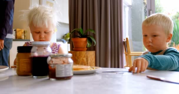 Vista Frontal Los Hermanos Caucásicos Comiendo Panqueques Mesa Comedor Casa — Vídeos de Stock