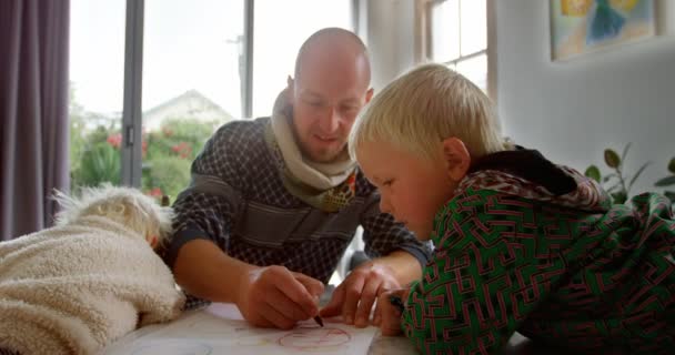 Vooraanzicht Van Kaukasische Vader Helpen Zijn Kinderen Bij Het Tekenen — Stockvideo