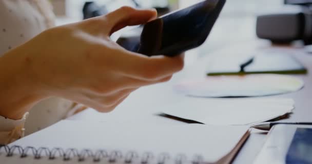 Vista Lateral Del Diseñador Gráfico Femenino Caucásico Hablando Por Teléfono — Vídeo de stock