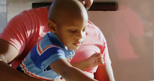 Vista Frontal Del Padre Hijo Afroamericanos Teniendo Comida Mesa Comedor — Vídeos de Stock