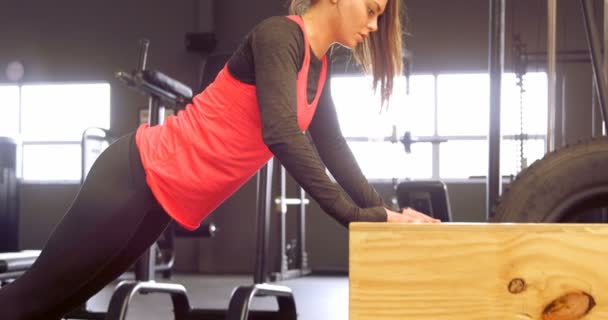 Fitness Stüdyosunda Ahşap Kutu Üzerinde Şınav Yapıyor Kararlı Güzel Kafkas — Stok video