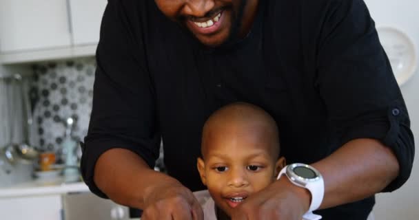 Μπροστά Όψη Του Χαμογελαστού Αφροαμερικανού Πατέρα Και Γιου Κόβουν Λαχανικά — Αρχείο Βίντεο