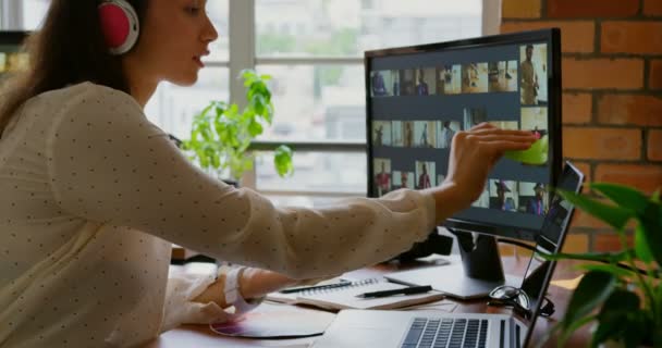 Boční Pohled Kavkazskou Ženskou Grafiku Naslouchající Hudbě Při Práci Stolu — Stock video