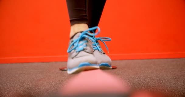 Fitness Stüdyosunda Dengeleme Egzersizi Yapan Beyaz Kadının Kapalı Kararlı Odaklanmış — Stok video