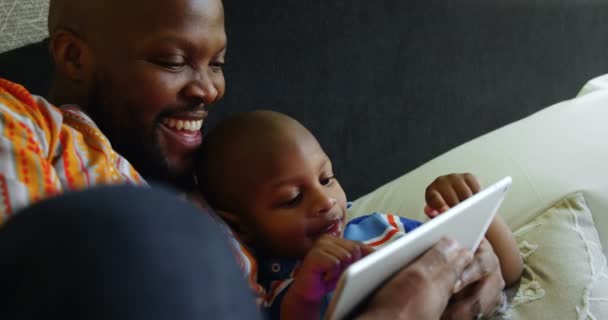 Zijaanzicht Van Glimlachend Afro Amerikaanse Vader Zoon Met Behulp Van — Stockvideo