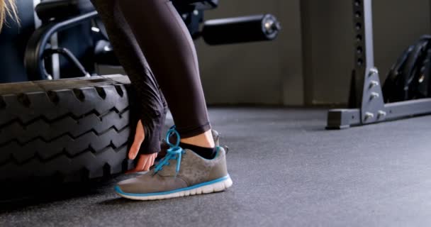 Pohled Krásnou Kavkazskou Ženu Cvičujícího Fitness Studiu Používá Pneumatiku — Stock video