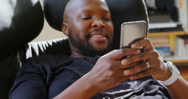 Vooraanzicht Van Afro Amerikaanse Man Met Behulp Van Mobiele Telefoon — Stockvideo