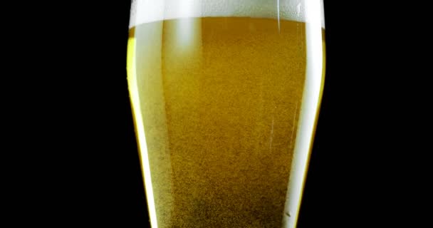 Κοντινό Κομμάτι Μπύρας Μαύρο Φόντο Φυσαλίδες Και Αφρό Ποτήρι Μπύρας — Αρχείο Βίντεο