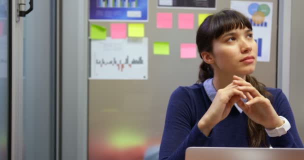 Front Bild Tankeväckande Kaukasiska Affärskvinna Som Arbetar Vid Skrivbordet Ett — Stockvideo