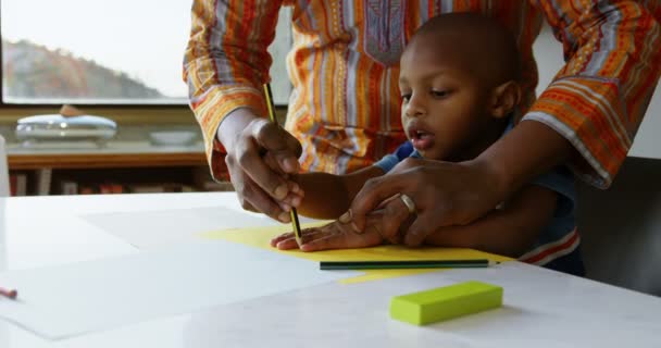 Vista Frontal Pai Filho Afro Americanos Desenhando Esboço Papel Mesa — Vídeo de Stock