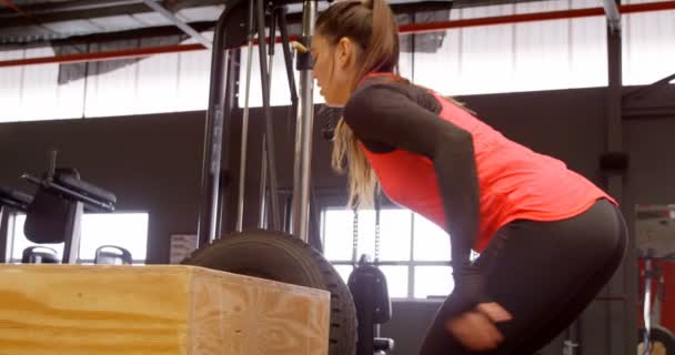 Vista Lateral Mujer Caucásica Hermosa Determinada Haciendo Sentadilla Salto Gimnasio — Vídeo de stock