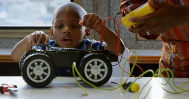 Vista Frontal Pai Filho Afro Americanos Reparando Carro Brinquedo Uma — Vídeo de Stock