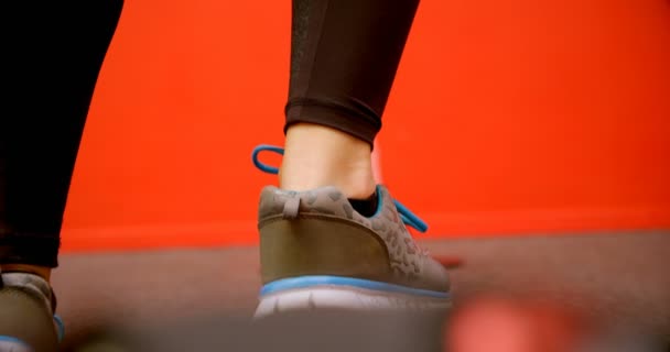 Cerrado Mujer Caucásica Haciendo Ejercicio Equilibrio Gimnasio Ella Está Decidida — Vídeo de stock