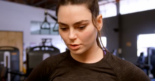 Fitness Stüdyosunda Yürüyen Beyaz Güzel Bir Kadının Görünümü Kameraya Bakıyor — Stok video