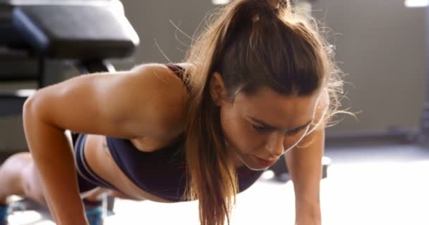 Vista Frontal Bela Mulher Caucasiana Fazendo Flexões Estúdio Fitness Ela — Vídeo de Stock