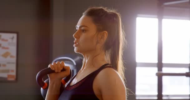 Vista Lateral Decidida Hermosa Mujer Caucásica Haciendo Ejercicio Gimnasio Está — Vídeo de stock