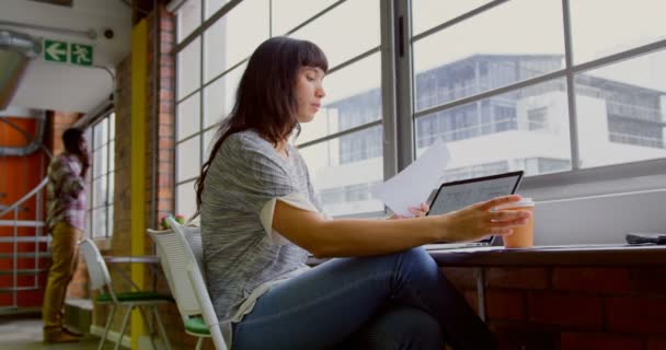 Vista Baixo Ângulo Empresária Caucasiana Trabalhando Mesa Escritório Moderno Ela — Vídeo de Stock